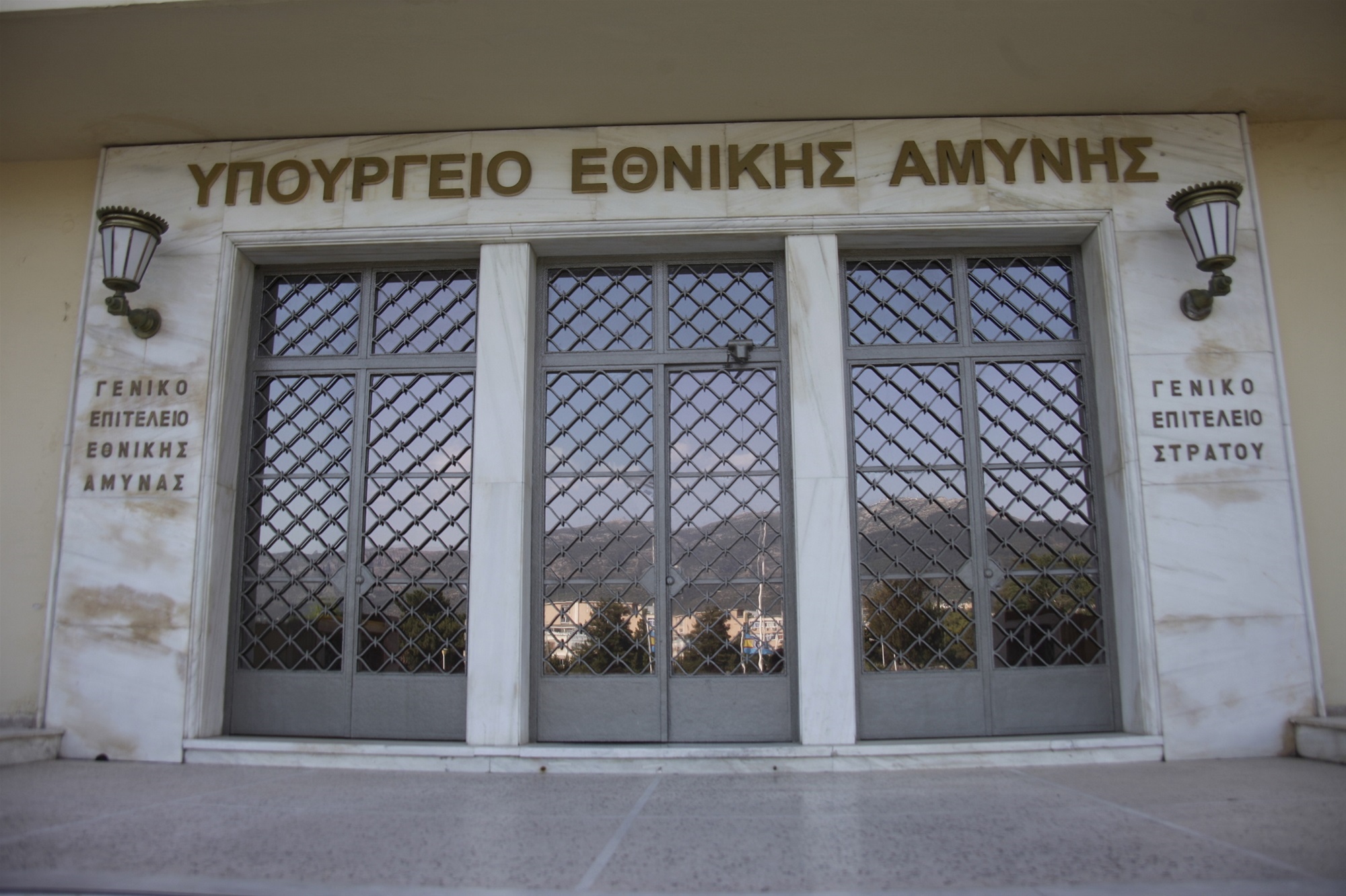 Δημοσιογράφος καταγγέλλει σεξουαλική παρενόχληση από πρώην υφυπουργό – «Με κυνηγούσε γύρω από το τραπέζι»