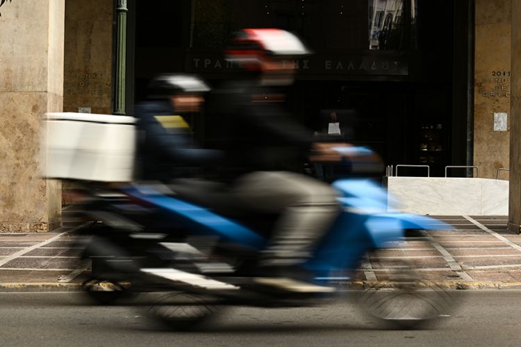 Καταγγελία για ξυλοδαρμό εργαζομένου σε εταιρεία κούριερ