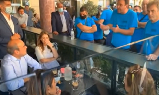 «Τις δουλειές μας θέλουμε, όχι ΟΑΕΔ και προγράμματα» – Διαμαρτυρία απευθείας στον υπουργό Εργασίας