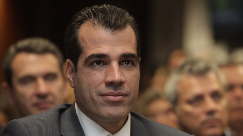 Καρατζαφέρης: “Η μισή μου κοινοβουλευτική ομάδα κυβερνά σήμερα τον τόπο – Ο Μητσοτάκης έκανε υπουργό τον Πλεύρη για τους ακροδεξιούληδες ανεμβολίαστους”