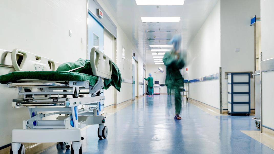 Πρακτική με κανονική βάρδια και «μισθό» 176 ευρώ κάνουν φοιτητές της νοσηλευτικής