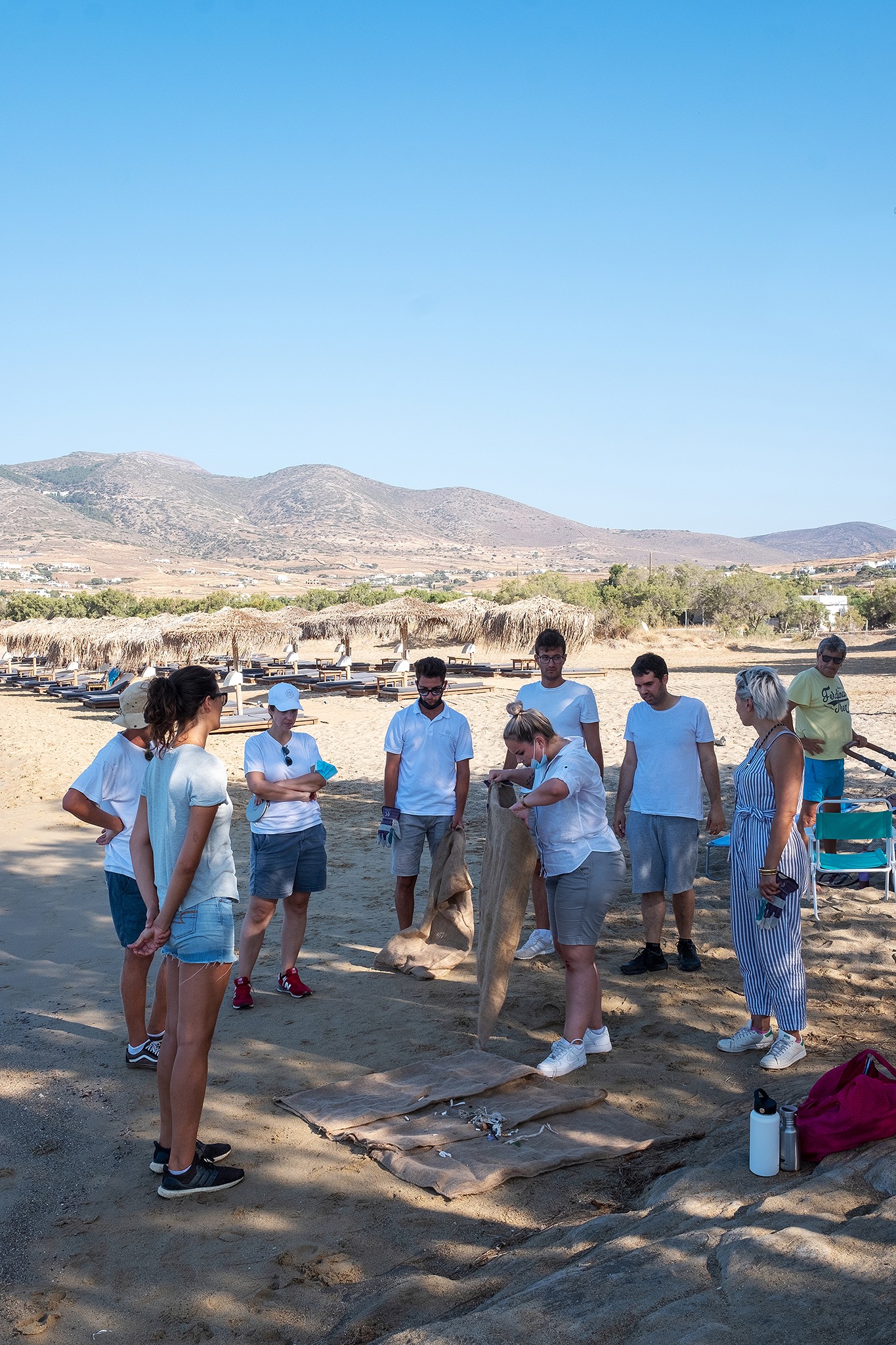 «Νονοί Παραλίας» πραγματοποιούν παράκτιες έρευνες στην Πάρο στο πλαίσιο του προγράμματος Clean Blue Paros της Common Seas