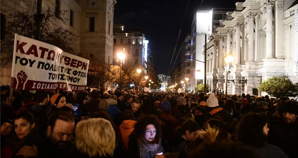 Ανθρώπινο ποτάμι στη συναυλία αλληλεγγύης στους καλλιτέχνες