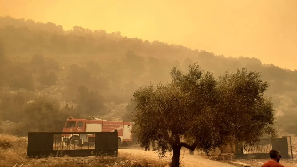 Μεγάλη πυρκαγιά στον Πρόδρομο Βοιωτίας – Νεκρός κτηνοτρόφος από αναθυμιάσεις