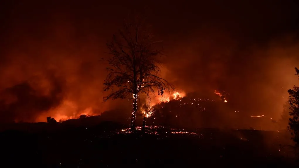 Δύσκολη νύχτα: πύρινη λαίλαπα από Βαρνάβα μέχρι Μαραθώνα UPD