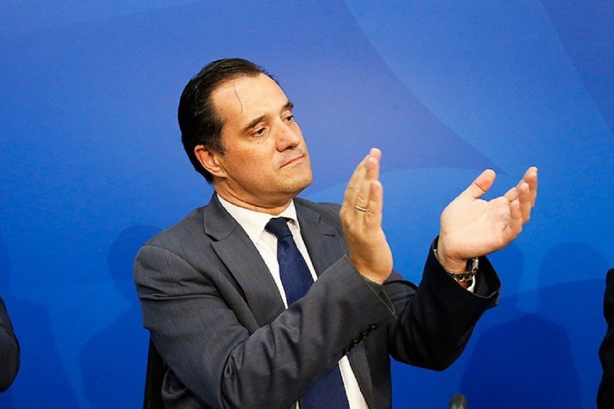Προκλητικός κυνισμός του Αδωνι Γεωργιάδη: “Με βραχιολάκι στα επείγοντα πήγαινε για καφέ αν δεν είσαι πολύ χάλια”